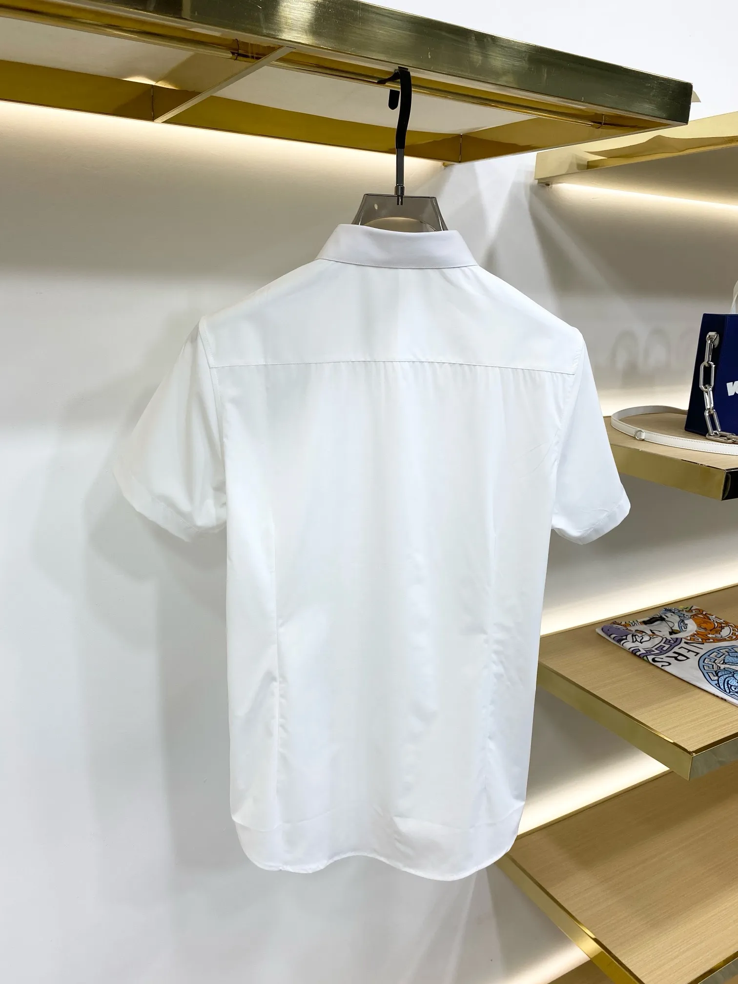 The latest series of short-sleeved shirts from LP's official website for spring and summer. They are made of high-quality premium European cotton fabrics, which are refreshing and breathable. They are quite wide and stylish, with exquisite stitching and three-dimensional shape. They always provide a very high wearing experience! The counter is slim-fitting and has an arc-shaped hem, giving you a relaxed and handsome look! Suitable for any occasion, it brings aura to any occasion, highly recommended👍 Normal Size: 39-44